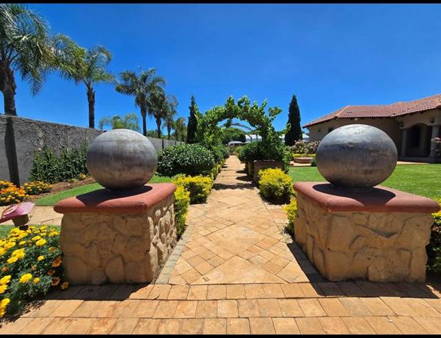 5 BEDROOM HOUSE FOR SALE IN KAMEELDRIFT EAST